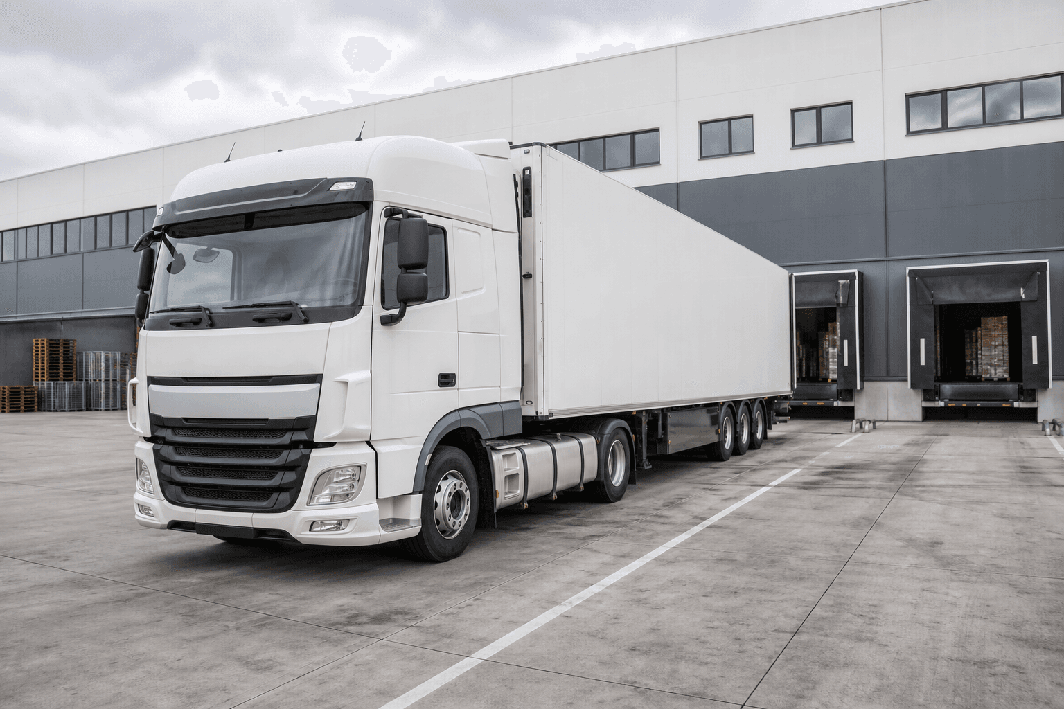 Weißer LKW an einer Laderampe für Transport und Distribution